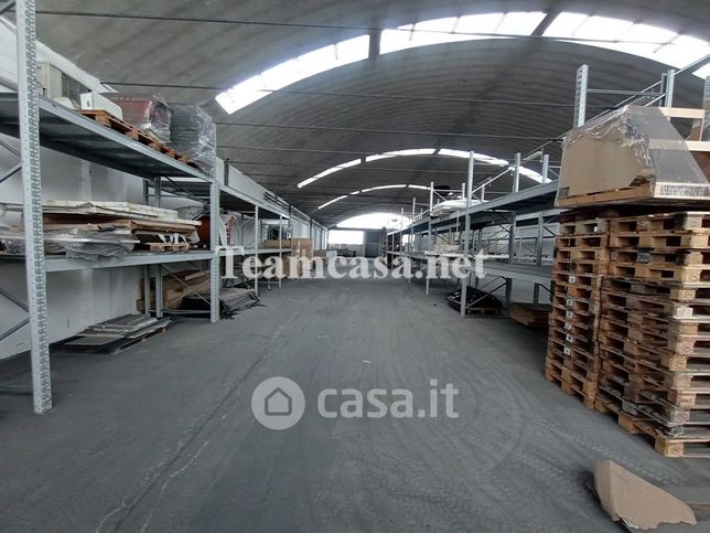 Capannone in commerciale in 