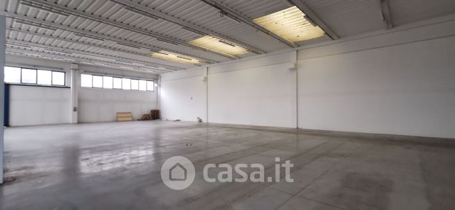 Capannone in commerciale in Via dell'Industria