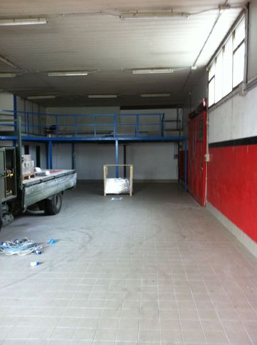 Capannone in commerciale in