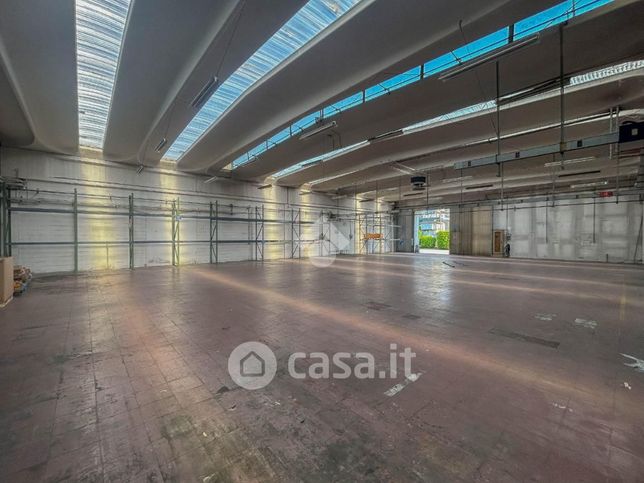 Capannone in commerciale in Via Monte Cervino 66