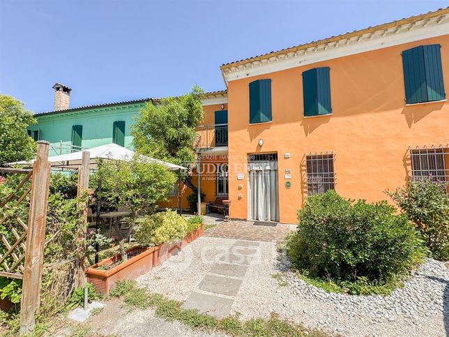Casa bi/trifamiliare in residenziale in