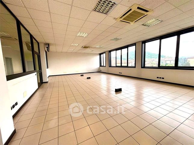 Capannone in commerciale in Via Cavour