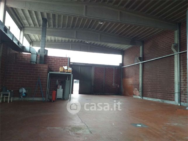 Capannone in commerciale in Via Caorsana