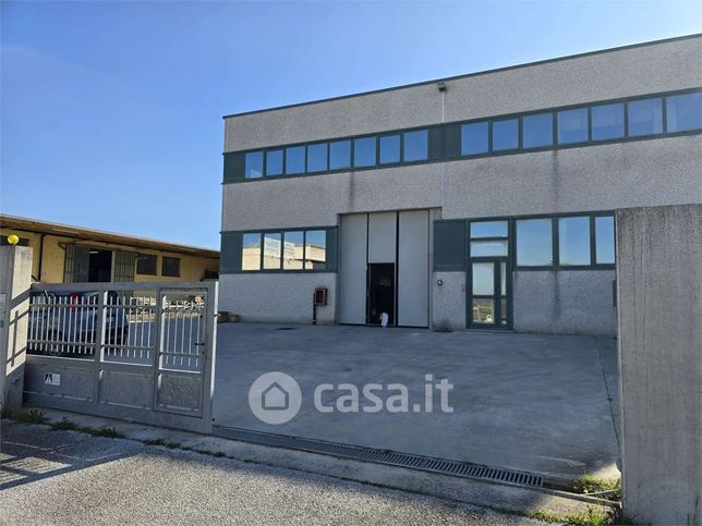 Capannone in commerciale in 