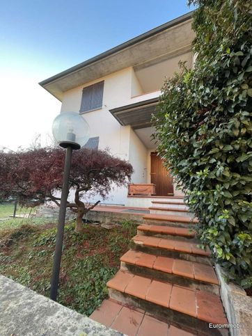 Casa bi/trifamiliare in residenziale in Via di Vittorio