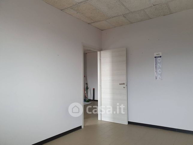 Ufficio in commerciale in Via Sottomonte
