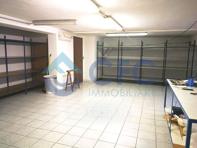 Negozio/locale commerciale in commerciale in Via Rossini 1