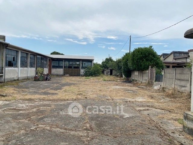 Capannone in commerciale in 