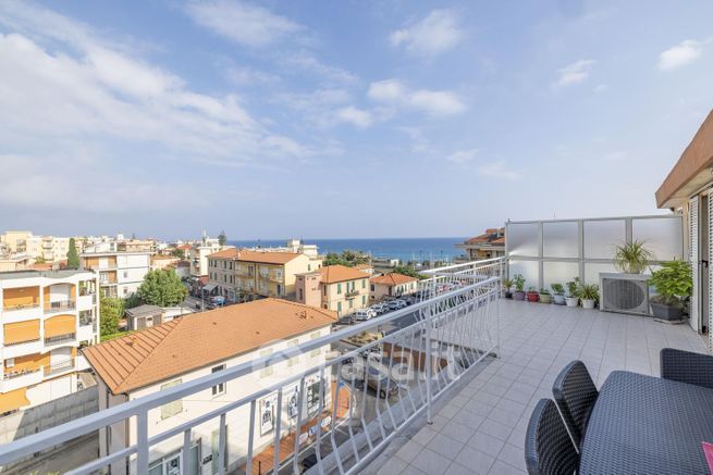 Appartamento in residenziale in Via Pasteur 5