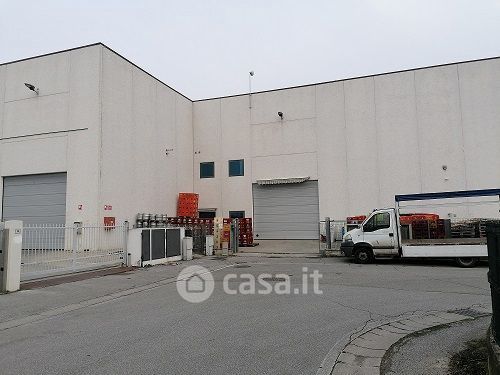 Capannone in commerciale in Via degli Imprenditori 10