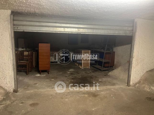 Box/posto auto in residenziale in Via del Sole 1