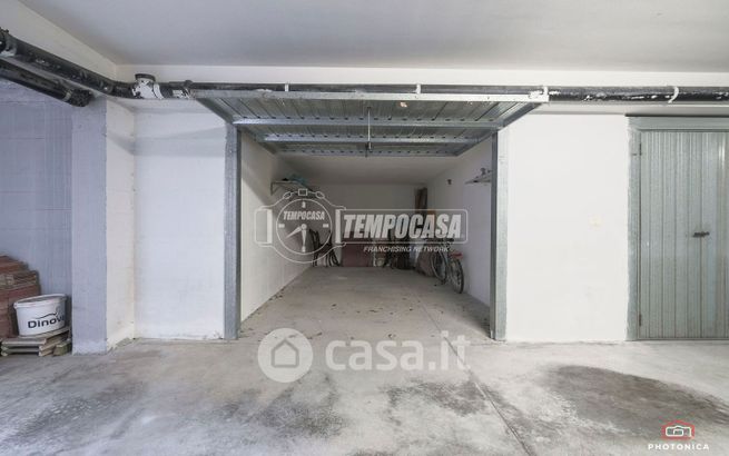 Box/posto auto in residenziale in Via Budapest