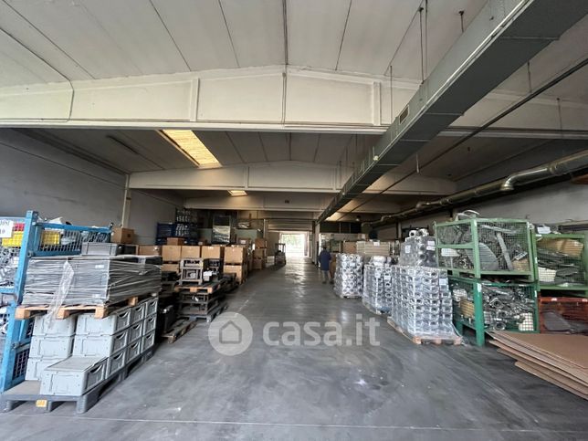 Capannone in commerciale in Via Enrico Fermi