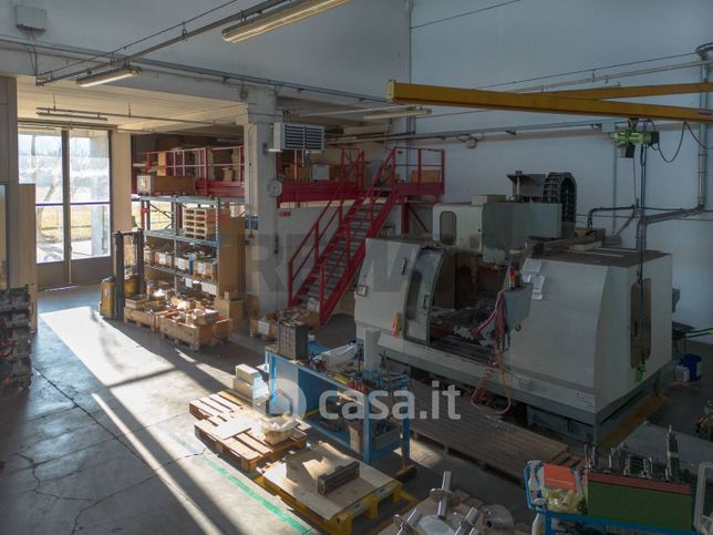 Capannone in commerciale in Strada Pedemontana Est 21