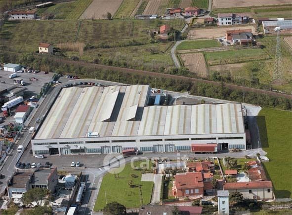 Capannone in commerciale in