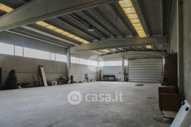 Capannone in commerciale in 
