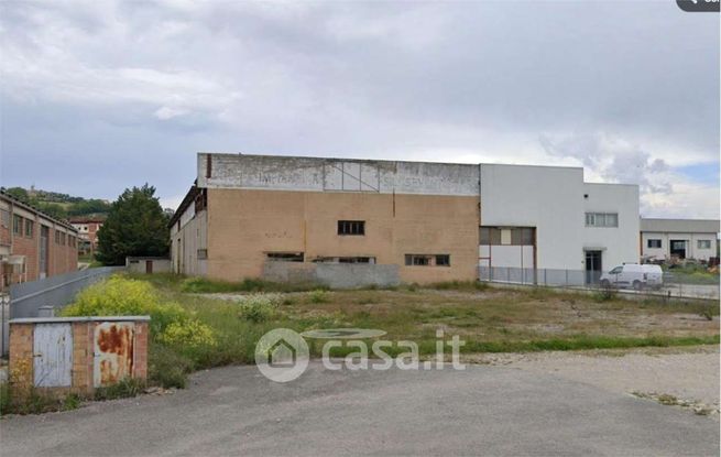 Capannone in commerciale in 