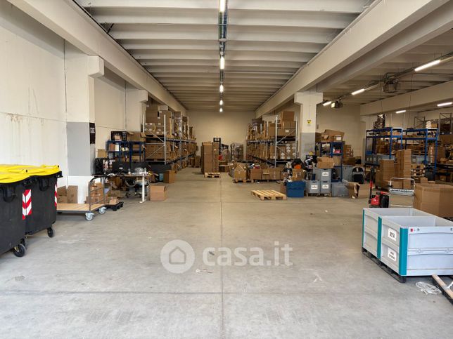 Capannone in commerciale in Via del Commercio