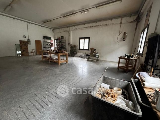 Capannone in commerciale in Via Enrico Berlinguer