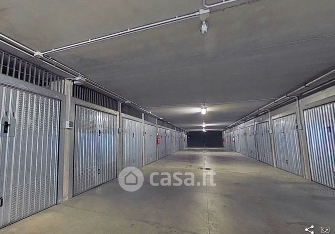 Box/posto auto in residenziale in Via San Vigilio 28