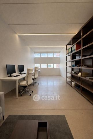 Capannone in commerciale in Via Luis Zuegg