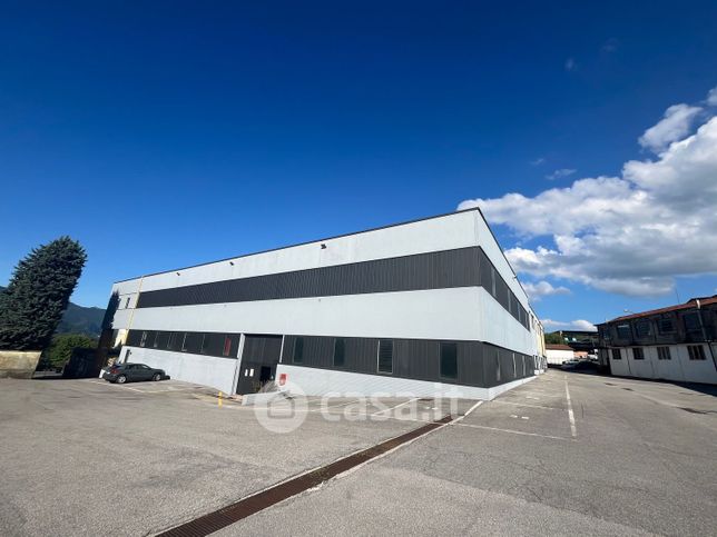 Capannone in commerciale in Via Industriale