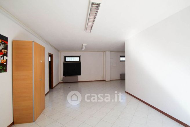 Ufficio in commerciale in 