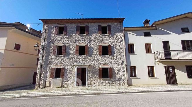 Casa bi/trifamiliare in residenziale in Piazza della Vittoria 29