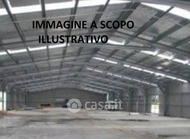 Capannone in commerciale in 
