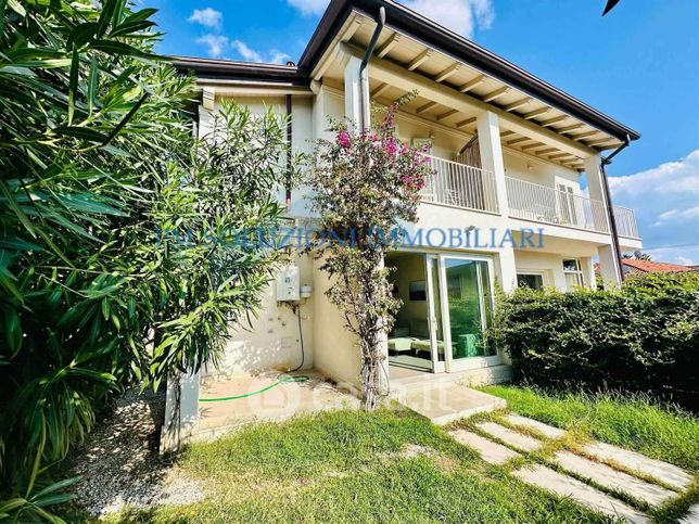 Casa bi/trifamiliare in residenziale in 