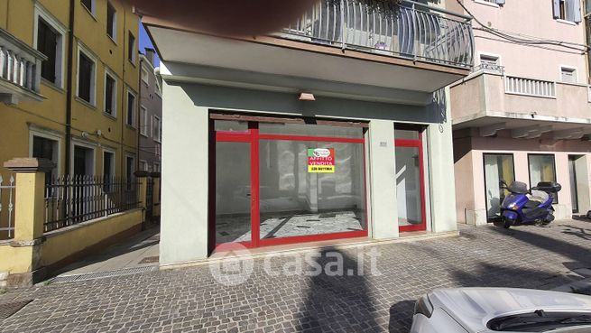 Attività/licenza (con o senza mura) in commerciale in Viale San Marco 1877