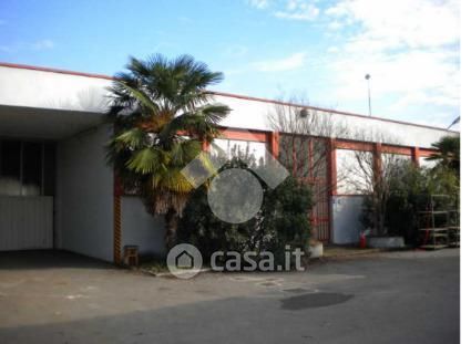 Capannone in commerciale in Via G. Puccini 10
