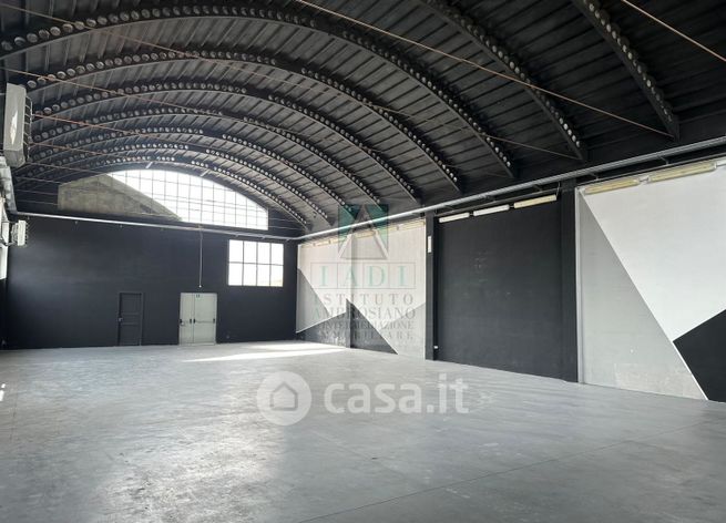 Capannone in commerciale in Via Abruzzo
