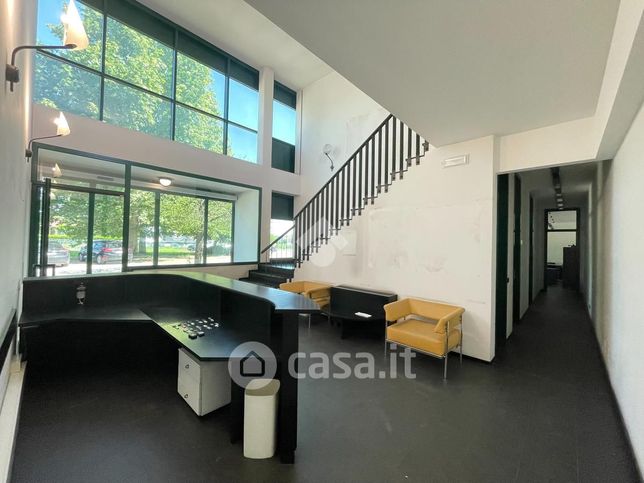 Capannone in commerciale in Via Desman 10