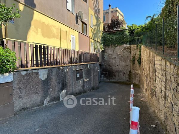 Box/posto auto in residenziale in Via Fontana della Girandola 22
