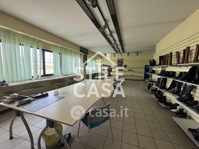 Capannone in commerciale in 