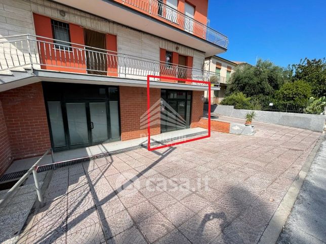 Negozio/locale commerciale in commerciale in Via Civitanova 91