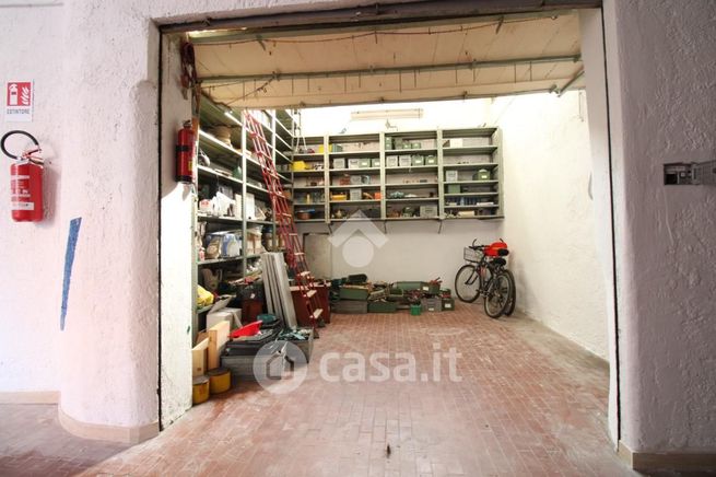 Box/posto auto in residenziale in Via Olanda 65