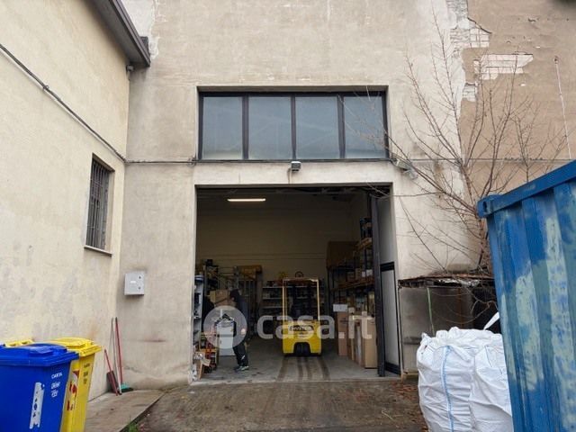 Capannone in commerciale in 