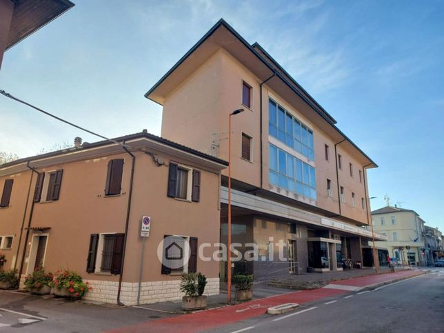 Capannone in commerciale in Subborgo Federico Comandini 102