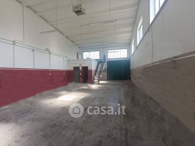 Capannone in commerciale in