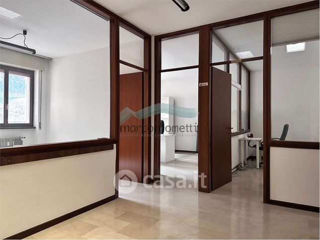 Ufficio in commerciale in 