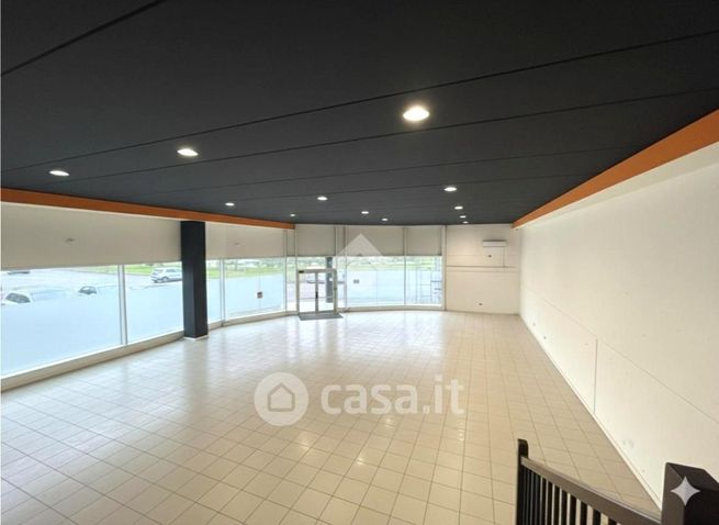 Capannone in commerciale in Via Aldo Palareti 42