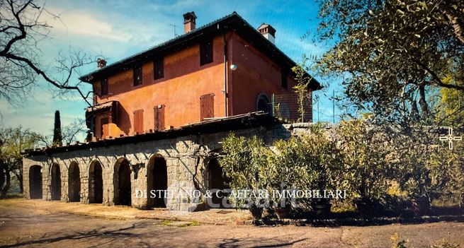 Villa in residenziale in Via Martiri di Pizzo Calvo
