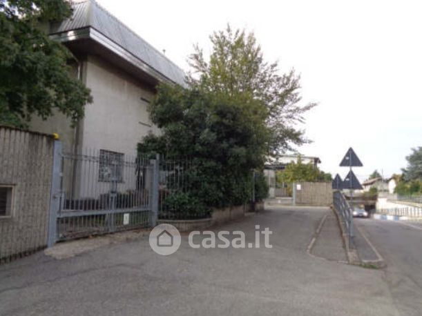 Capannone in commerciale in Via Montebello 45