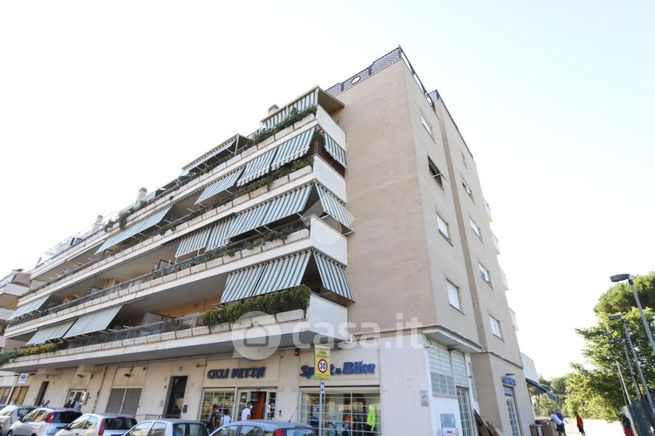 Box/posto auto in residenziale in Via delle Azzorre 252