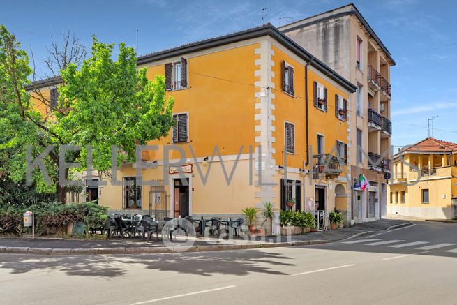 Negozio/locale commerciale in commerciale in Piazza Camillo Benso di Cavour 19
