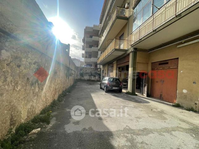 Box/posto auto in residenziale in Viale Epipoli 55