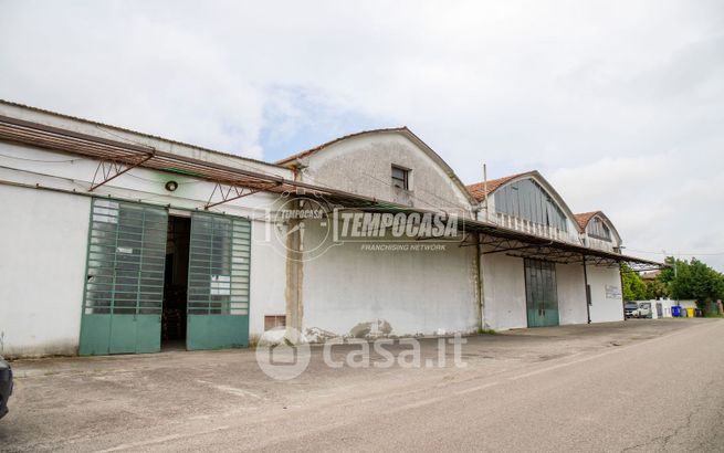 Capannone in commerciale in Via Buttieri 17