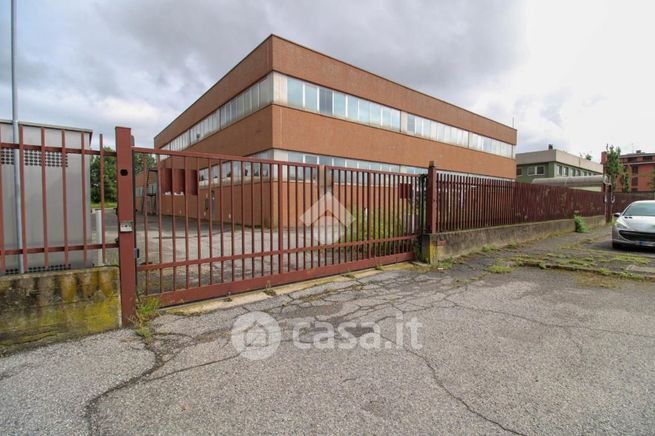 Capannone in commerciale in Via Monte Grappa 10